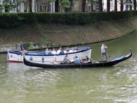 907494 Afbeelding van een sloep en een gondel op de Stadsbuitengracht bij de Tolsteegsingel te Utrecht, met muzikanten ...